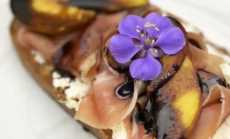 Toast de requesón con jamón serrano, duraznos de California
