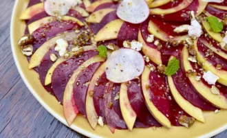 Carpaccio de betabel con duraznos de California y vinagreta de naranj