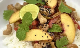 Pollo en salsa de chipotle - teriyaki con duraznos de California