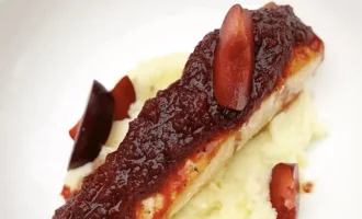 Salmón con salsa de ciruelas de California